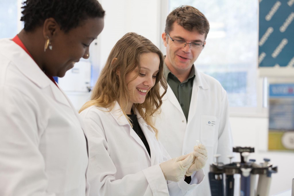 Etudiantes en formation à l'Institut Pasteur de la Guyane